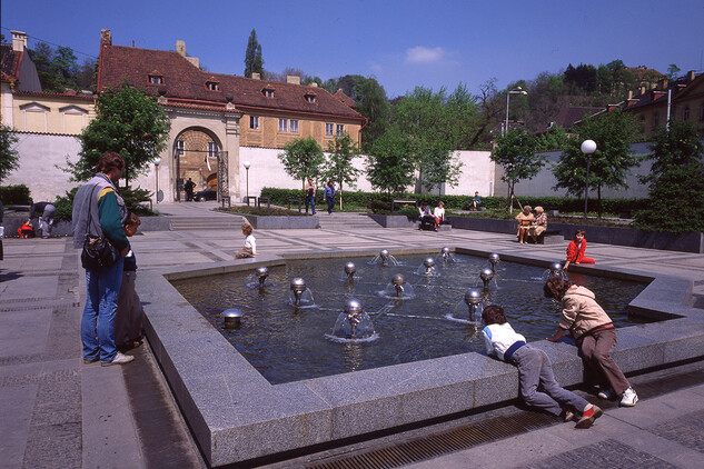 Linka metra A, stanice Malostranská, zahradní nádvoří Valdštejnské jízdárny, 80. léta 20. století (archiv Metrostavu)